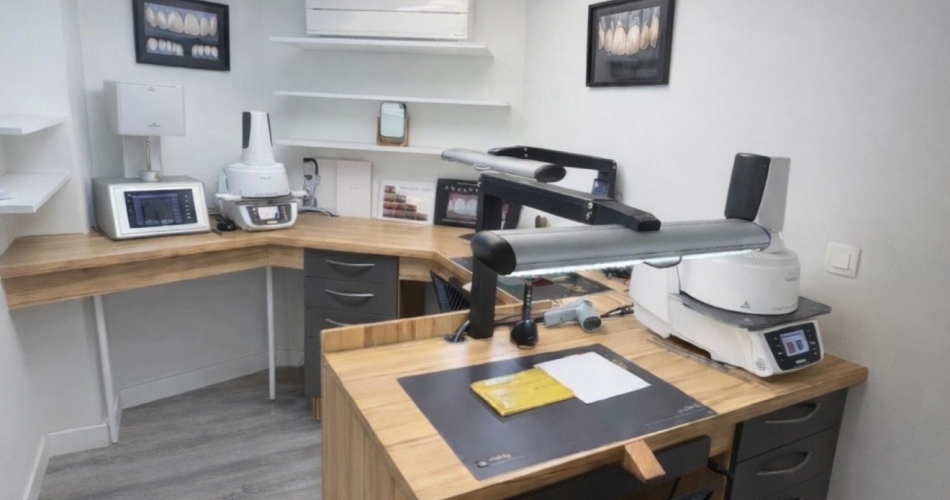 laboratoire dentaire email sante nantes Implants dentaires Laboratoire Émail Santé